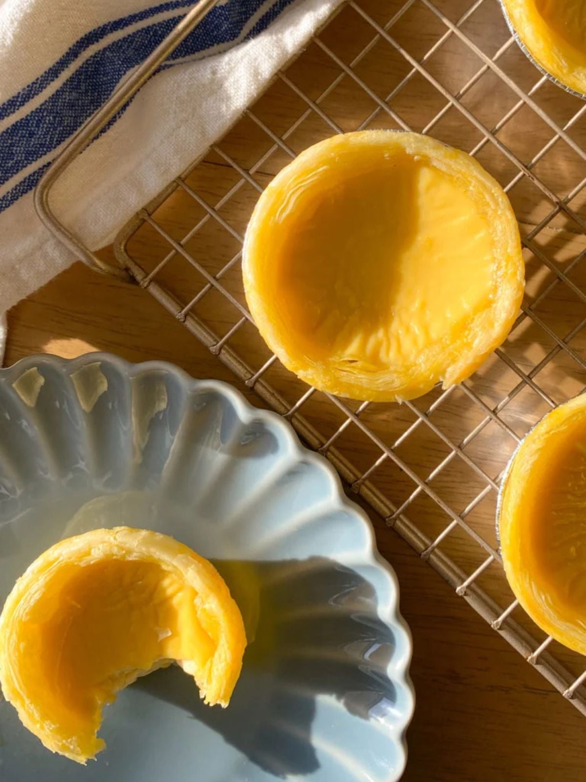 Egg tarts on a plate and tray.