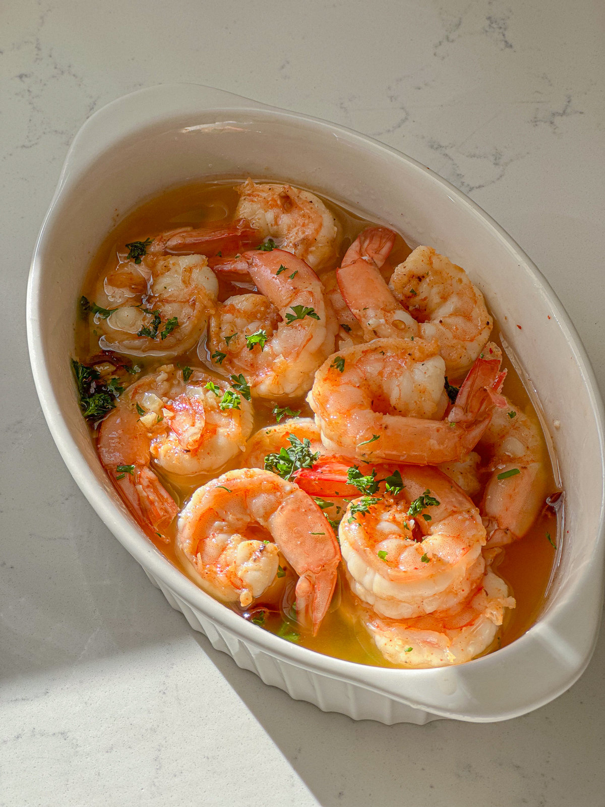 Shrimp with chopped parsley in olive oil.
